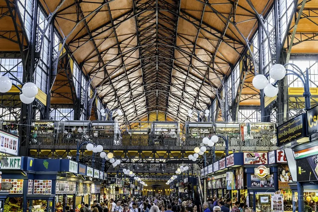 Stora Saluhallen: En Kulinarisk och Kulturell Mötesplats